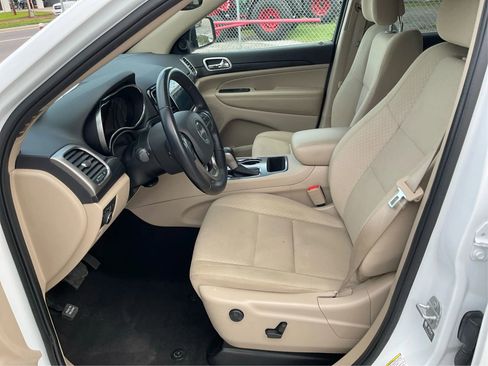 Used 2022 Jeep Grand Cherokee Laredo E AWD/4WD image 9