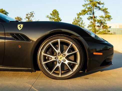 Used 2010 Ferrari California RWD image 30