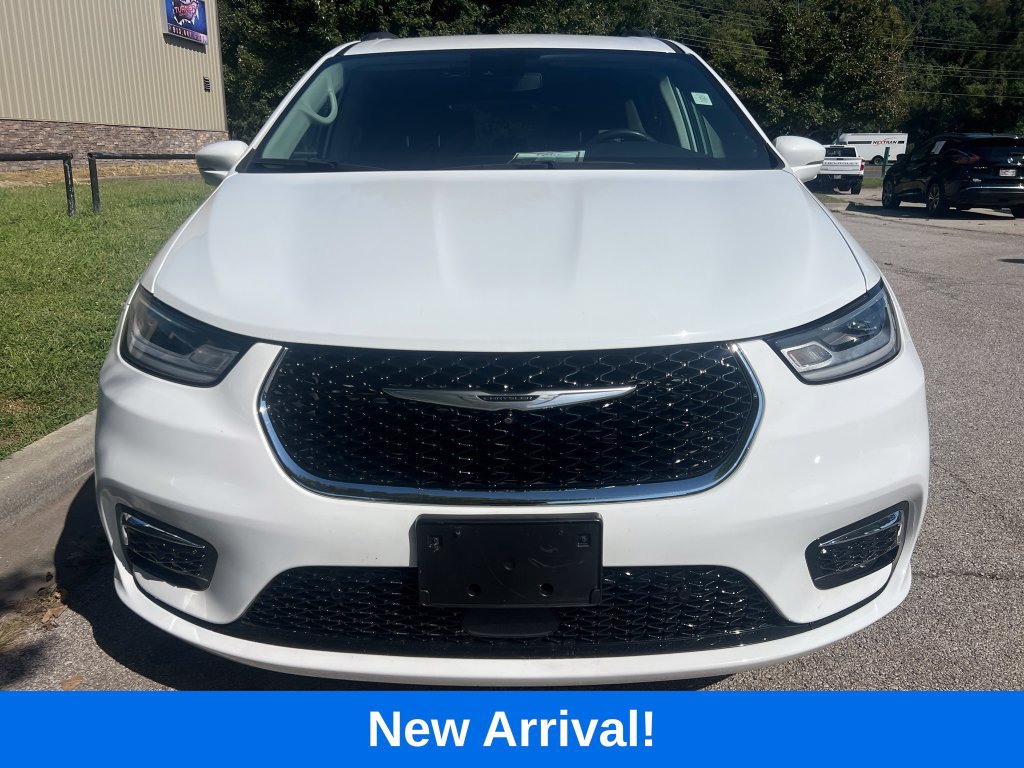 Used 2022 Chrysler Pacifica Touring-L w/ Uconnect Theater Family Group FWD image 2