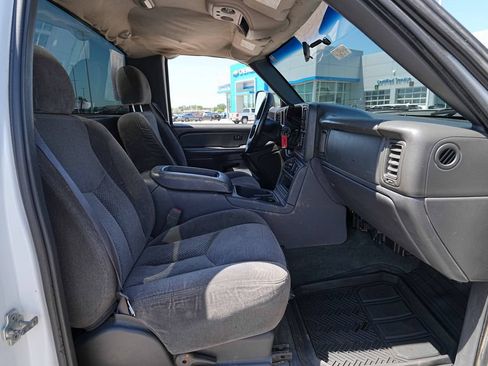 Used 2006 Chevrolet Silverado 2500 W/T w/ Heavy-Duty Power Package AWD/4WD image 18