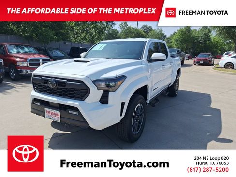 Used 2025 Toyota Tacoma TRD Sport AWD/4WD image 1
