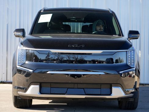 Used 2024 Kia EV9 Land image 7