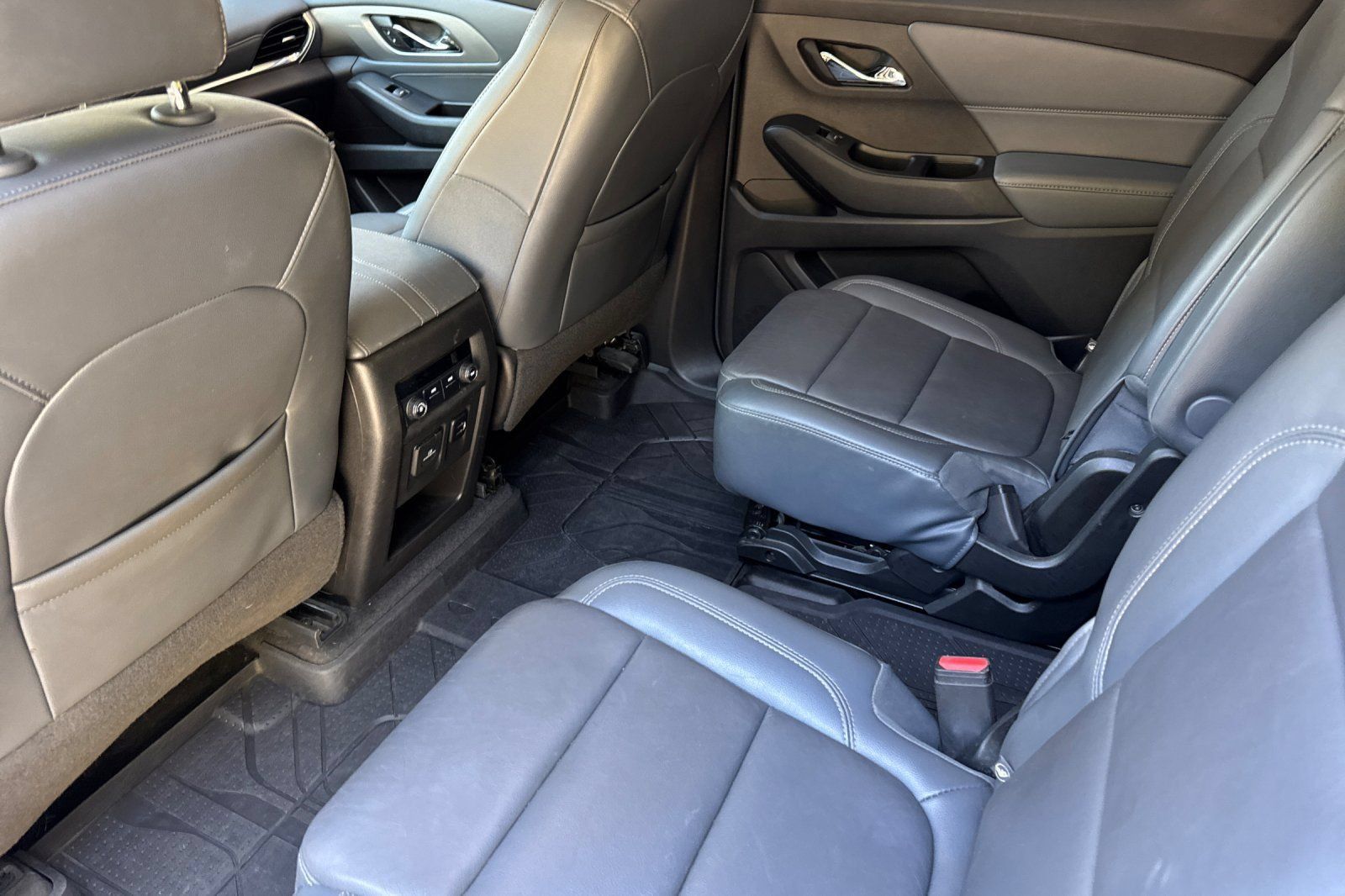 Used 2018 Chevrolet Traverse LT w/ LPO, Floor Liner Package AWD/4WD image 15