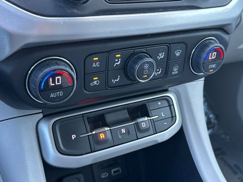 Used 2023 GMC Acadia SLT image 29