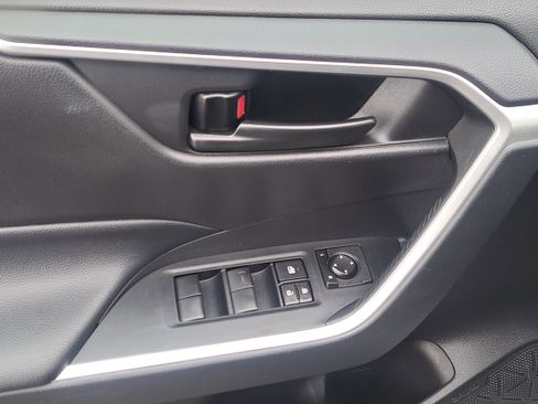 Used 2021 Toyota RAV4 LE image 15