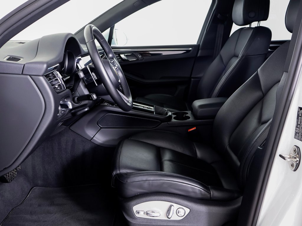 Certified 2025 Porsche Macan AWD/4WD image 5
