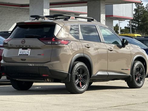 Used 2025 Nissan Rogue SV image 3