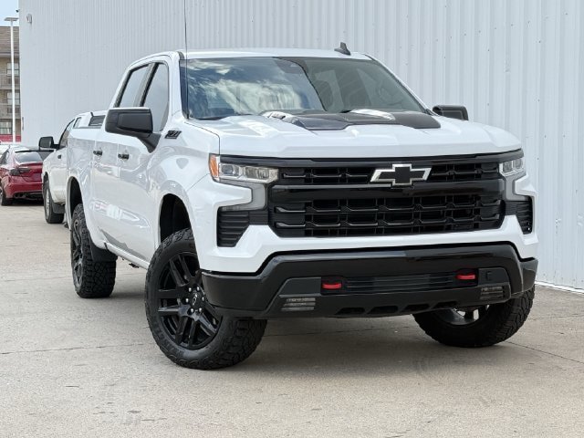 Used 2024 Chevrolet Silverado 1500 LT Trail Boss w/ Convenience Package II AWD/4WD image 2
