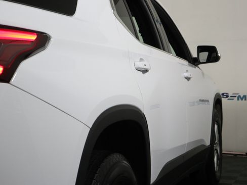 Used 2023 Chevrolet Traverse LT FWD image 5