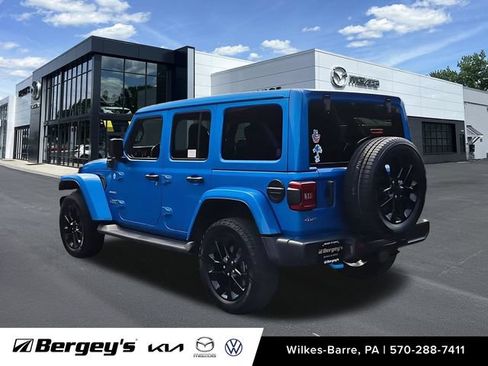 Used 2022 Jeep Wrangler Unlimited Sahara w/ Cold Weather Group AWD/4WD image 8