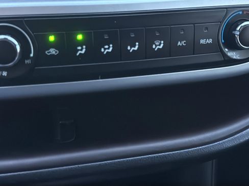 Used 2019 Toyota Highlander LE image 18