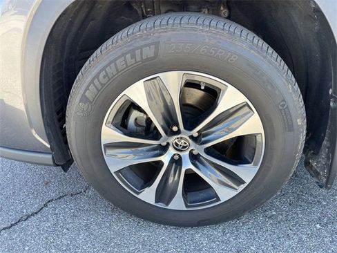 Used 2022 Toyota Highlander XLE image 10