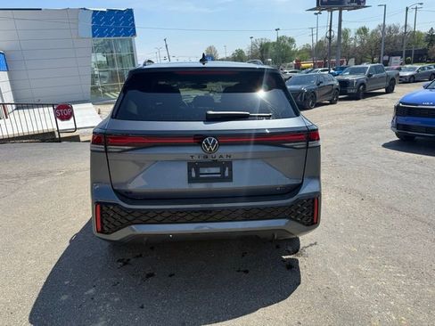 Used 2025 Volkswagen Tiguan SE R-Line image 6
