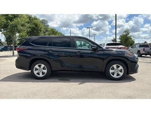 Certified 2025 Toyota Highlander LE FWD image 4