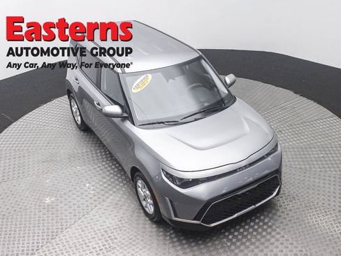 Used 2025 Kia Soul LX w/ LX Technology Package FWD image 3