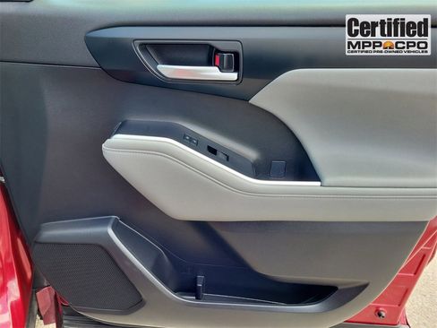 Used 2023 Toyota Highlander L image 16