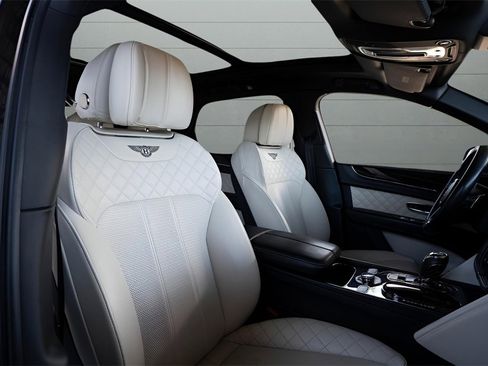 Used 2017 Bentley Bentayga image 40