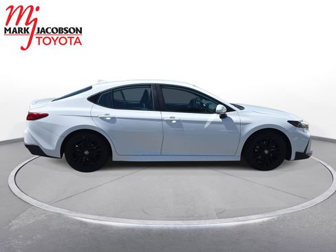 Used 2025 Toyota Camry SE w/ Convenience Package FWD image 4