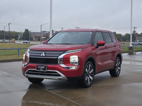 Used 2025 Mitsubishi Outlander SE image 3