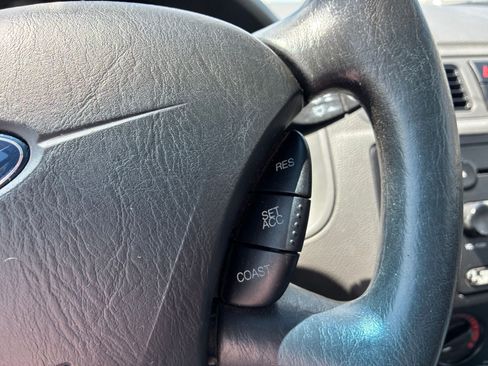 Used 2005 Ford Focus ZX4 Sedan FWD image 14