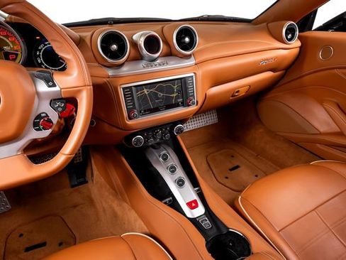 Used 2016 Ferrari California T RWD image 31