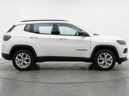 Used 2025 Jeep Compass Latitude image 11