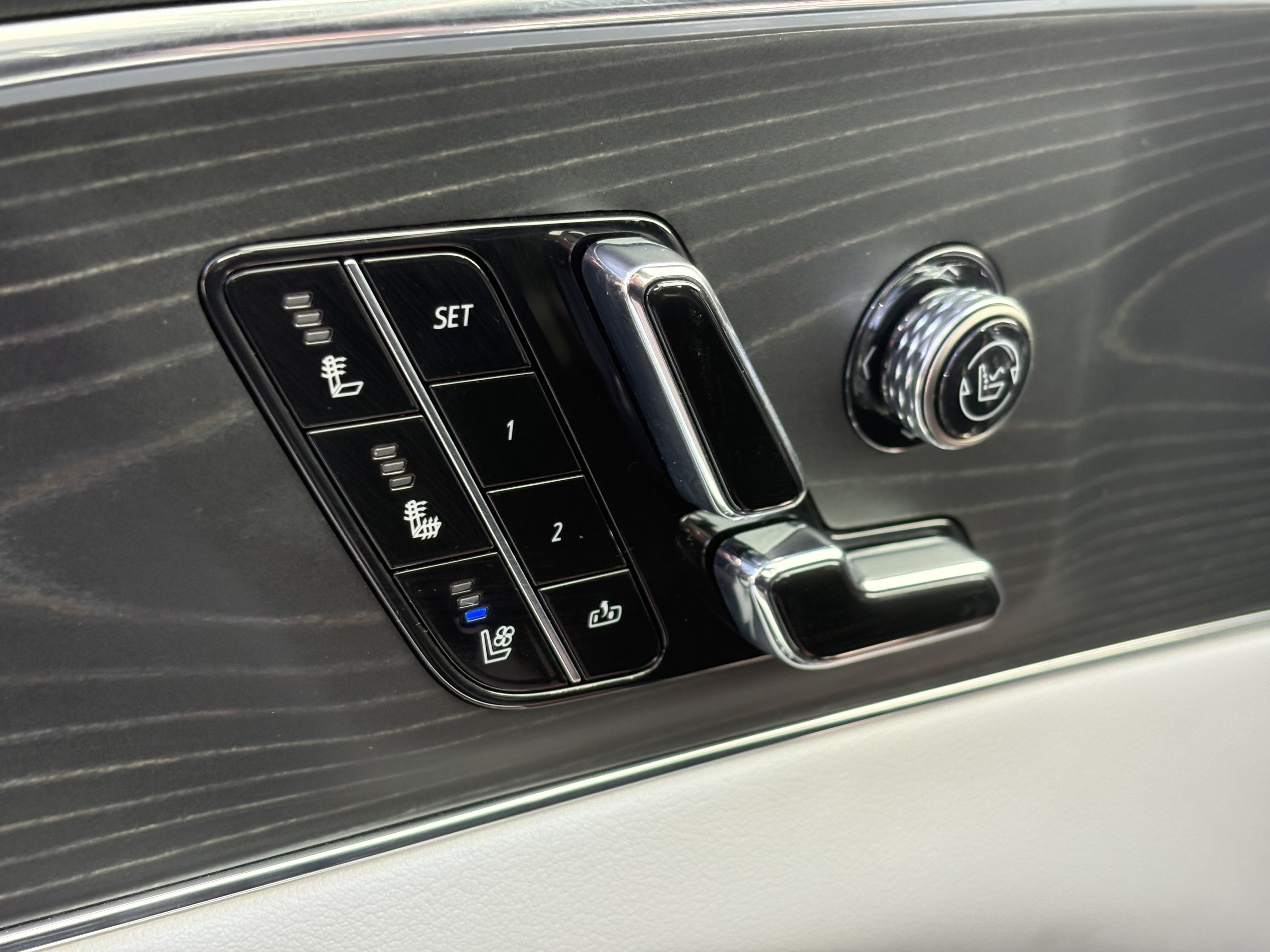Used 2024 Cadillac Lyriq Luxury AWD/4WD image 30