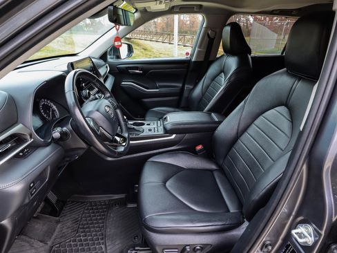 Used 2020 Toyota Highlander XLE image 42