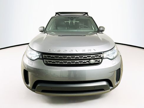 Used 2020 Land Rover Discovery SE image 2