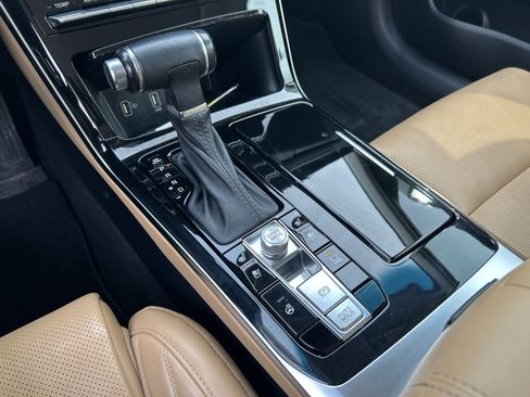 Used 2020 Kia Cadenza Limited image 16