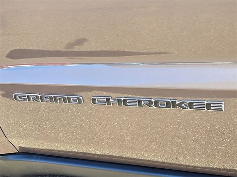 Used 2021 Jeep Grand Cherokee Limited w/ Luxury Group II image 28