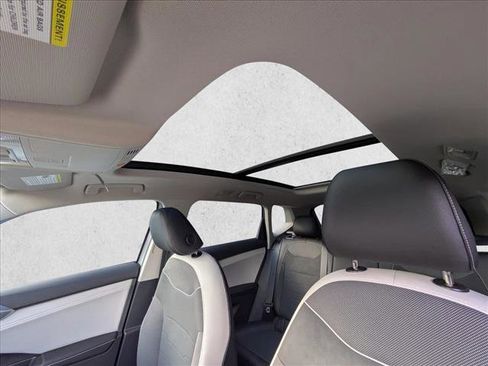 New 2026 Volkswagen Taos SE image 17