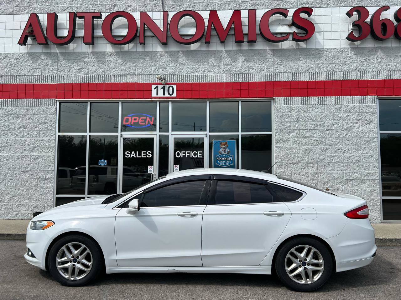 Used 2016 Ford Fusion SE w/ Equipment Group 202A FWD image 3
