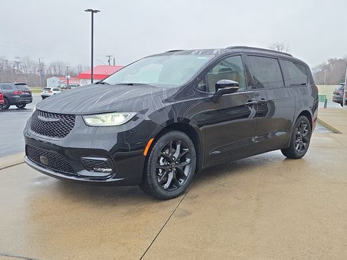 New 2026 Chrysler Pacifica Select w/ S Appearance Package image 2
