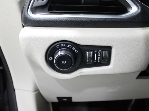 Used 2023 Chrysler Pacifica Limited image 8