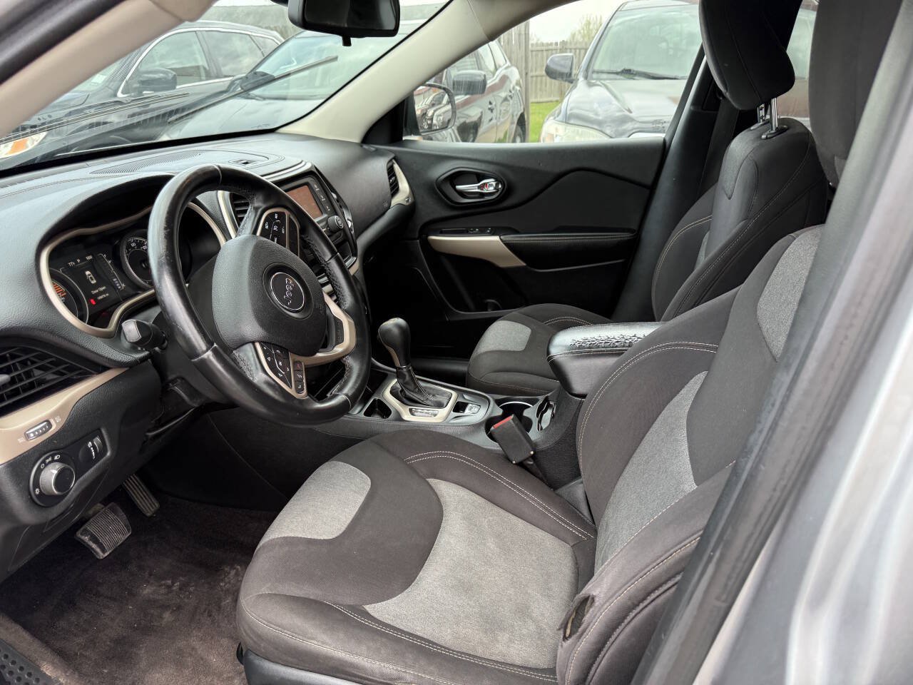 Used 2017 Jeep Cherokee Sport FWD image 10