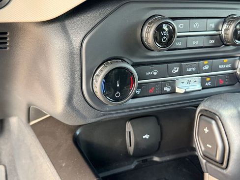 Used 2022 Ford Bronco Wildtrak image 8