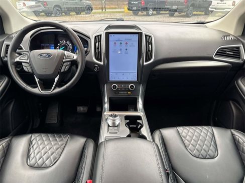 Used 2024 Ford Edge Titanium image 3