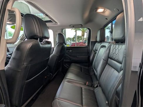 Used 2022 Nissan Frontier SV w/ SV Premium Package image 7