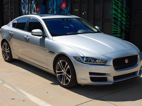 Used 2017 Jaguar XE Premium RWD image 17