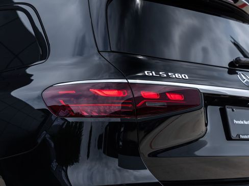 Used 2025 Mercedes-Benz GLS 580 4MATIC image 12