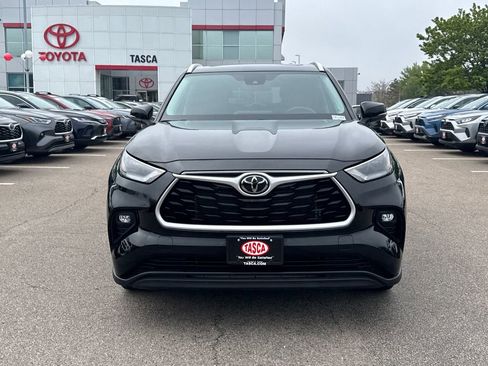 Used 2023 Toyota Highlander XLE AWD/4WD image 2
