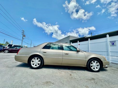 Used 2006 Cadillac DTS w/ Trunk Convenience Package image 5