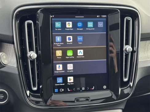 Used 2025 Volvo XC40 B5 Plus image 25