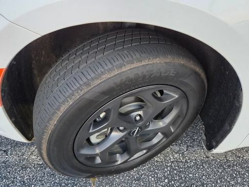 Used 2022 Chrysler Pacifica Limited w/ Uconnect Theater Family Group FWD image 9