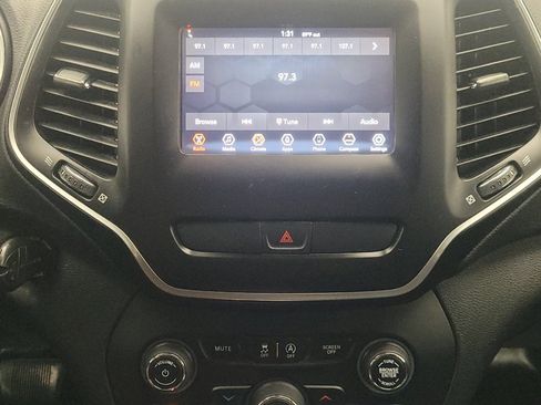Used 2019 Jeep Cherokee Latitude w/ Popular Appearance Group FWD image 25