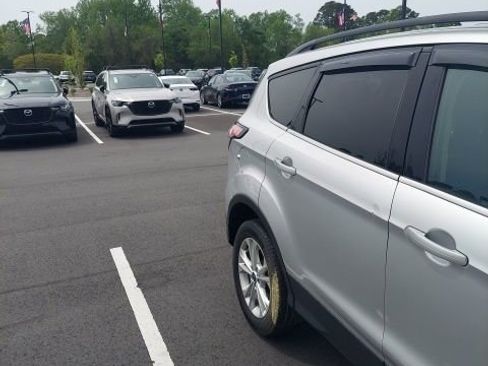 Used 2018 Ford Escape SE image 11