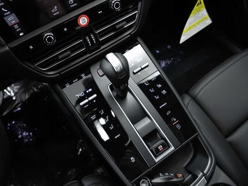 Certified 2026 Porsche Macan AWD/4WD image 29