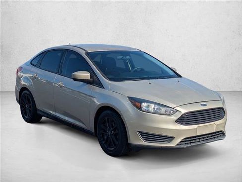 Used 2018 Ford Focus SE FWD image 3