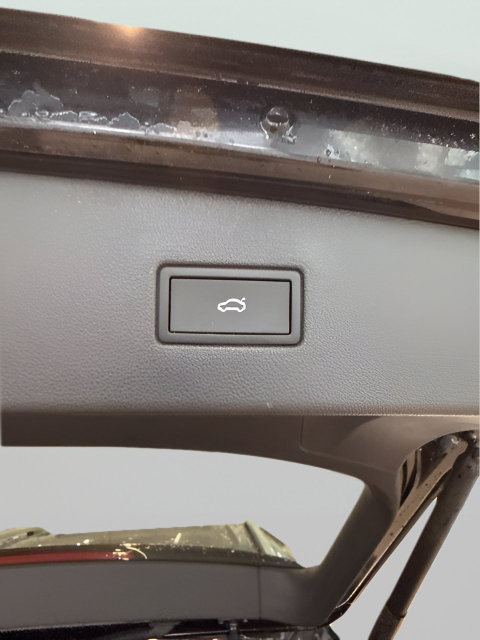 Used 2024 Volkswagen Tiguan SE w/ Panoramic Sunroof Package AWD/4WD image 11